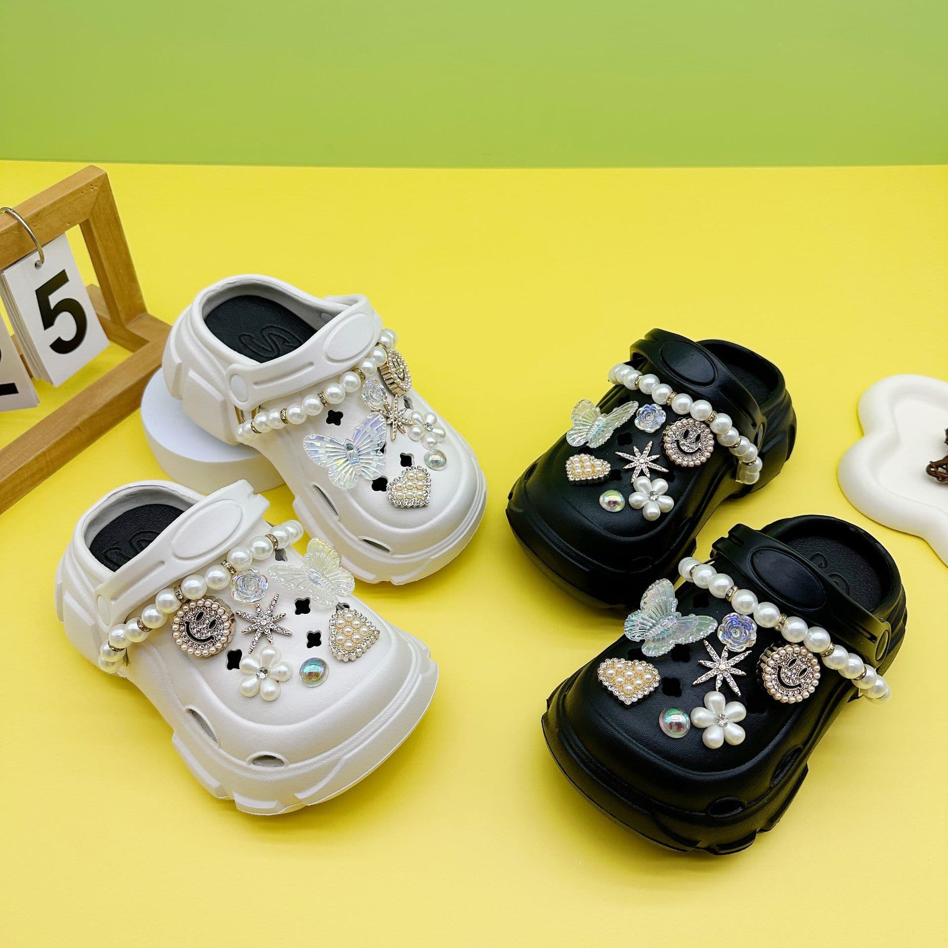Summer pearl accessories children's perforated shoes, breathable beach sandals for indoor home use with soft sole and closed toe