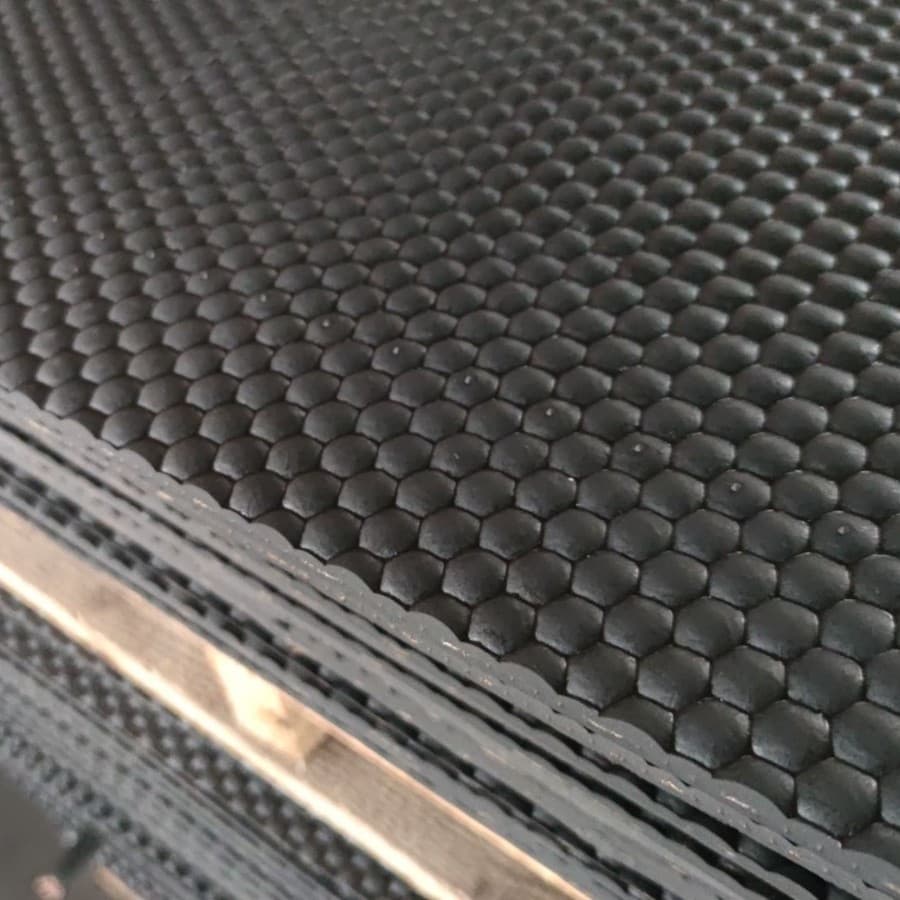 High-Strength Piglet Warming Mat with Cloth Anti-Slip Rubber Mat Qingdao Livestock Equipment Farrowing Pen Anti-Slip GNS
