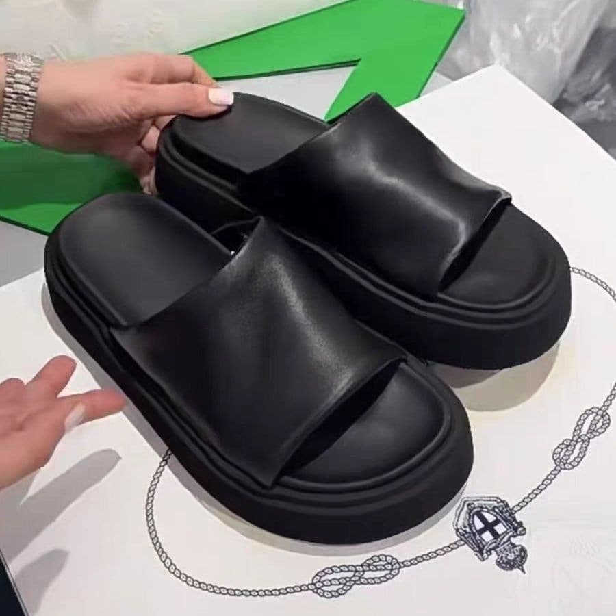 European Style Thick-Soled Black Slippers for Women 2026 Summer New Trendy Platform One-Strap Slippers for Outdoor Wear