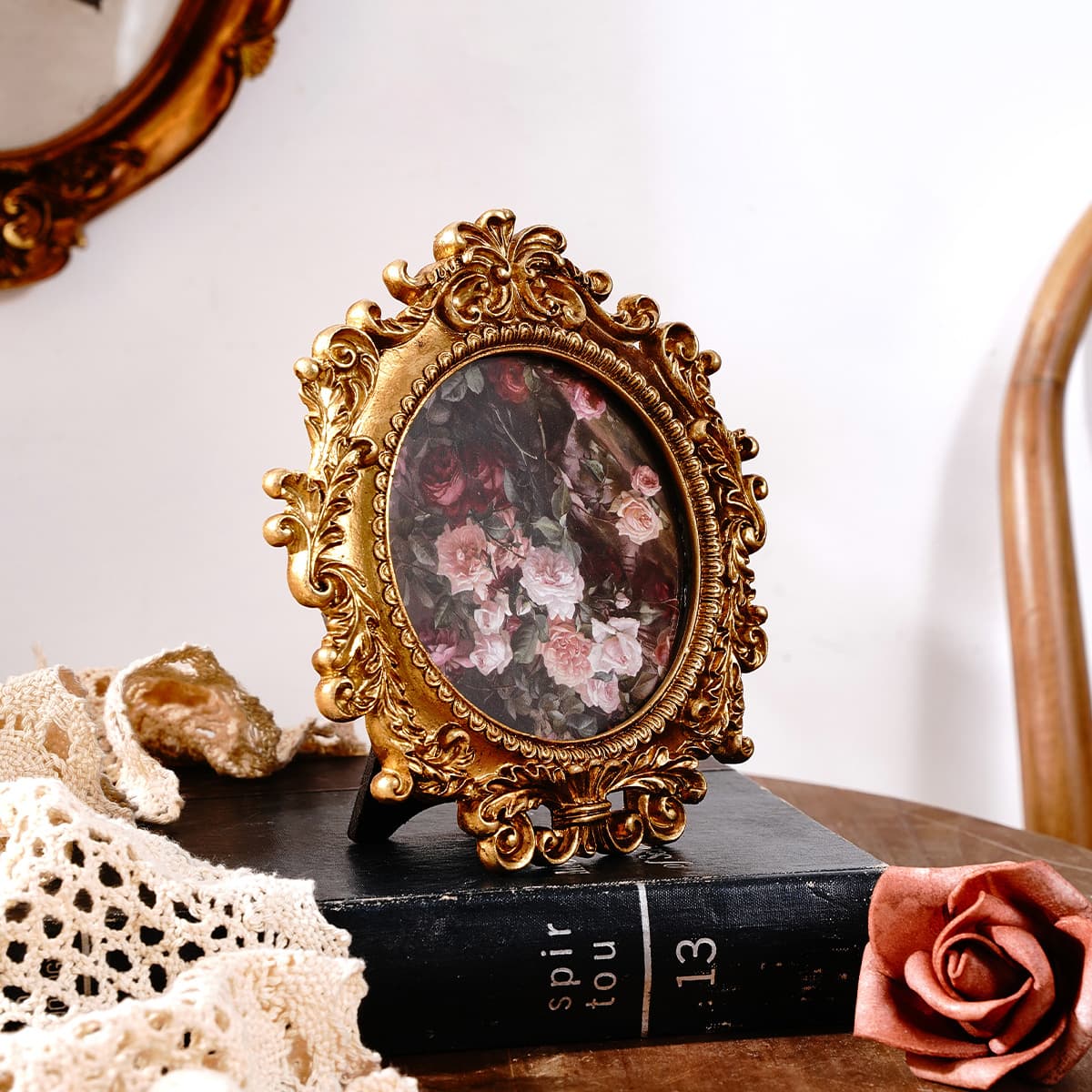 4-inch round photo frame European retro golden lace decoration can be placed or hung on the wall for dual-use retro prop decoration