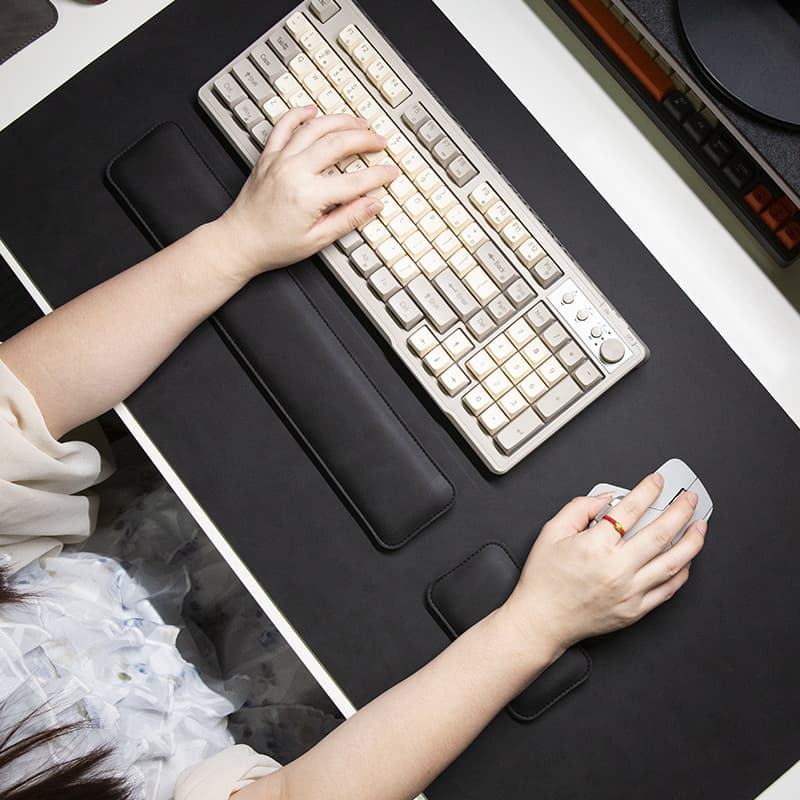 New Crazy Horse Pattern Black Mouse Pad Wholesale PVC Leather Mouse Pad Keyboard Mouse Wristband Three Piece Set