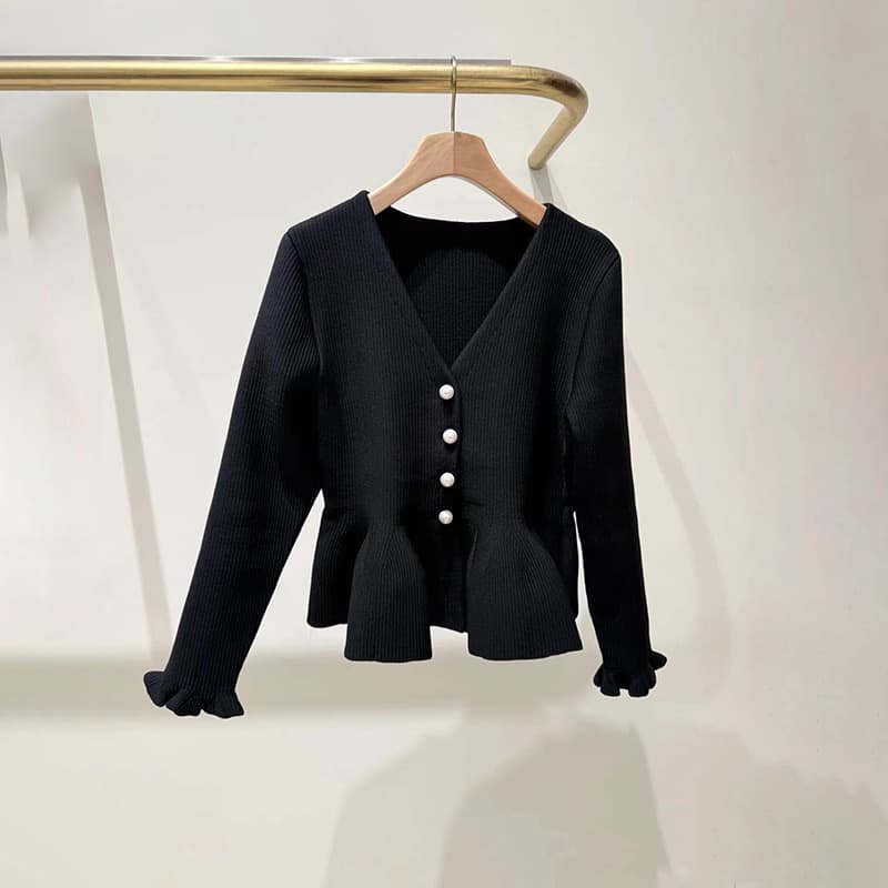 French Niche 2026 Early Spring Pearl-Trimmed Ruffle Hem Pleated Flounce Sleeve V-Neck Knit Top 26042
