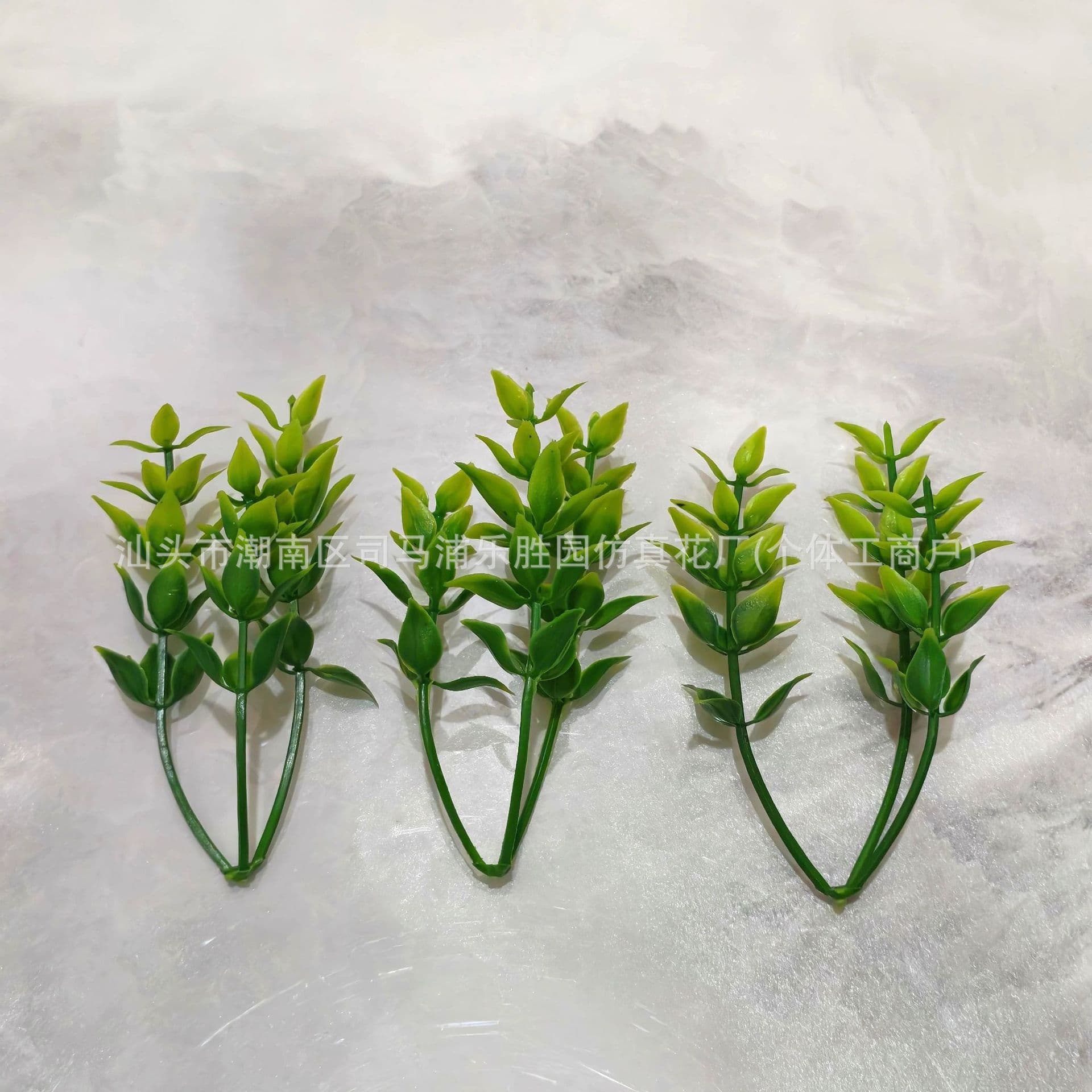 Simulated water plants, bromeliad plants, bonsai, plastic flowers, floor grass, green walls, plastic water plants accessories