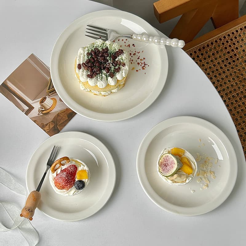 The Korean ins style ondo blogger has the same white ceramic plate, dessert salad plate, steak and Western food plate, which is simple and elegant.