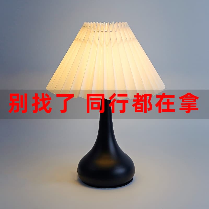 Retro Nordic Table Lamp Bedroom Sleep Desk American Style Metal Lampshade Modern Minimalist Design for Dormitory Study Room
