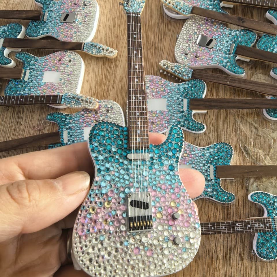 Wooden guitar with diamond processing, violin shape diamond and full diamond luxury keychain pendant with diamond and diamond factory
