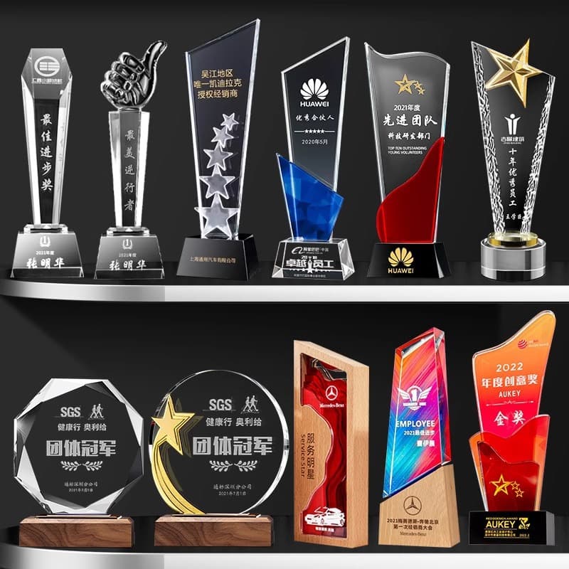 Trophies made for the annual meeting, crystal medals, high-end and elegant, outstanding employees made honorary metal solid wood medals to commemorate