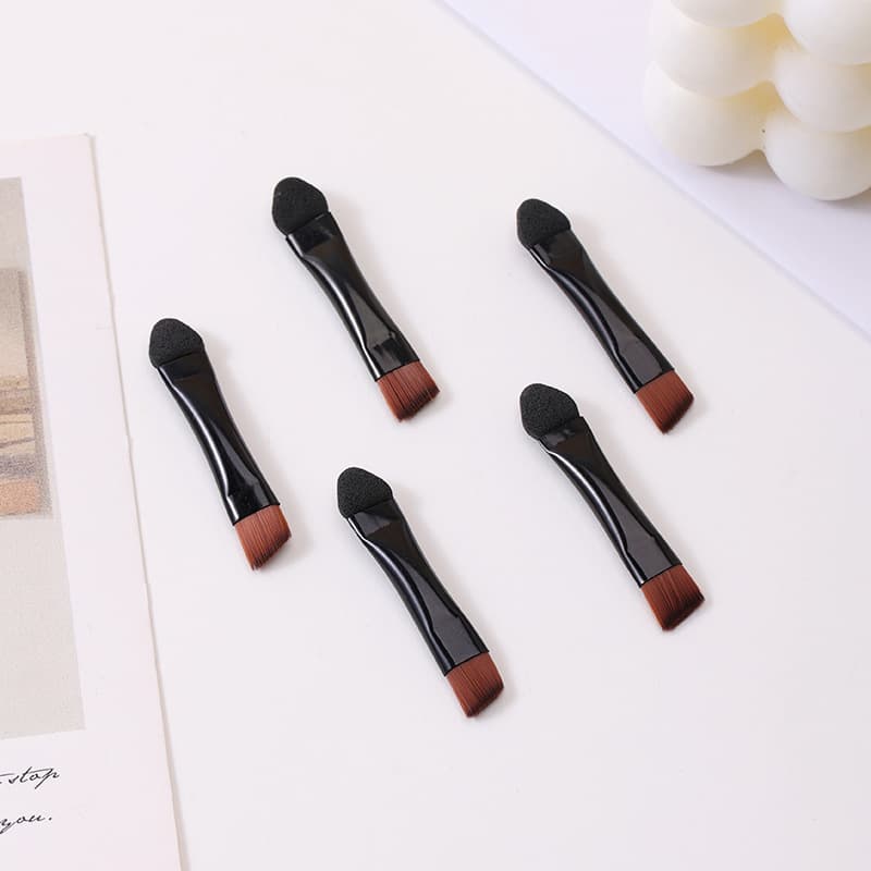 Disposable eyebrow brush with angled blade, suitable for natural brows, eyeliner, makeup, and eyeshadow application.