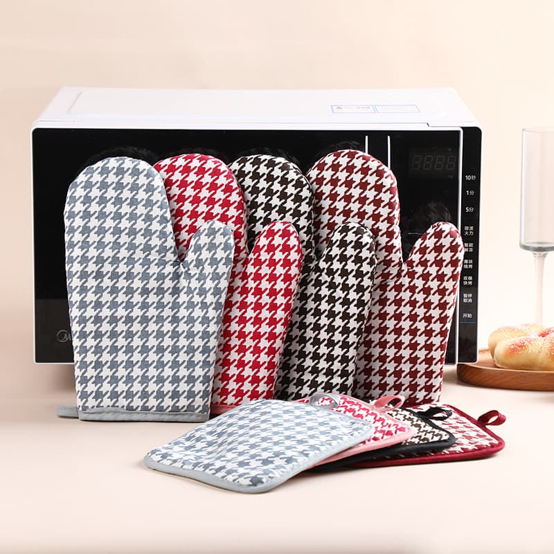 Amazon new oven gloves, kitchen microwave baking heat insulation anti-scald gloves, two-tone plaid heat insulation set