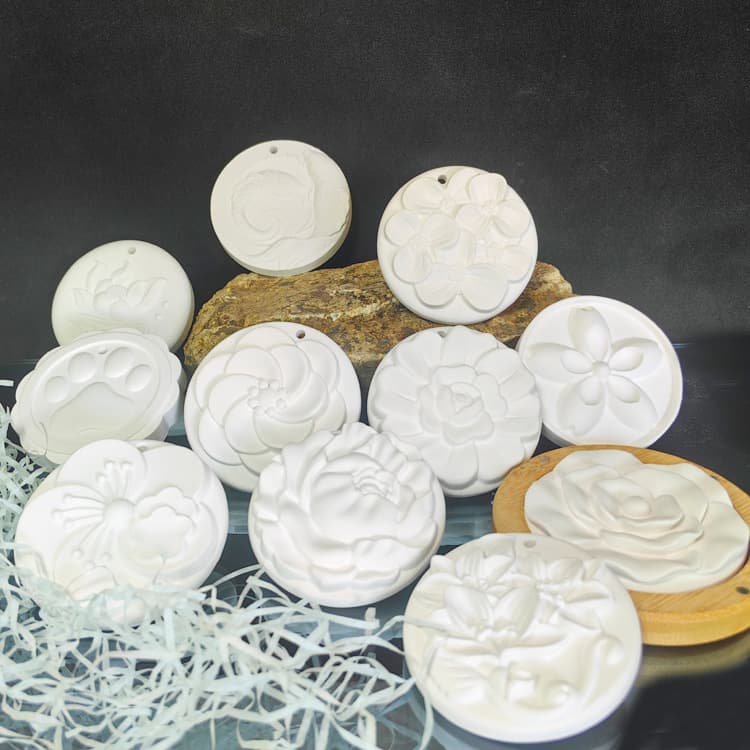 Fangwei Popular Korean-style Wardrobe Hangers Car Ornaments Flower-shaped Car Fragrance Diffuser Gypsum Scented Discs