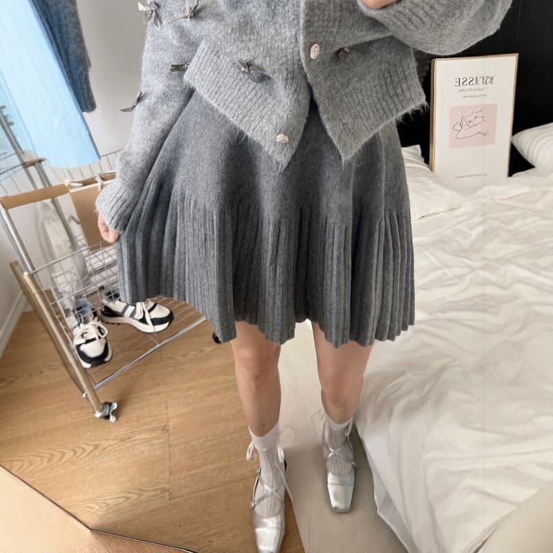 Pure and Elegant Pleated Knit Gray Skirt for Women, Autumn/Winter 2025 New Arrival, Youthful High-Waist Short A-Line Skirt, Korean Style