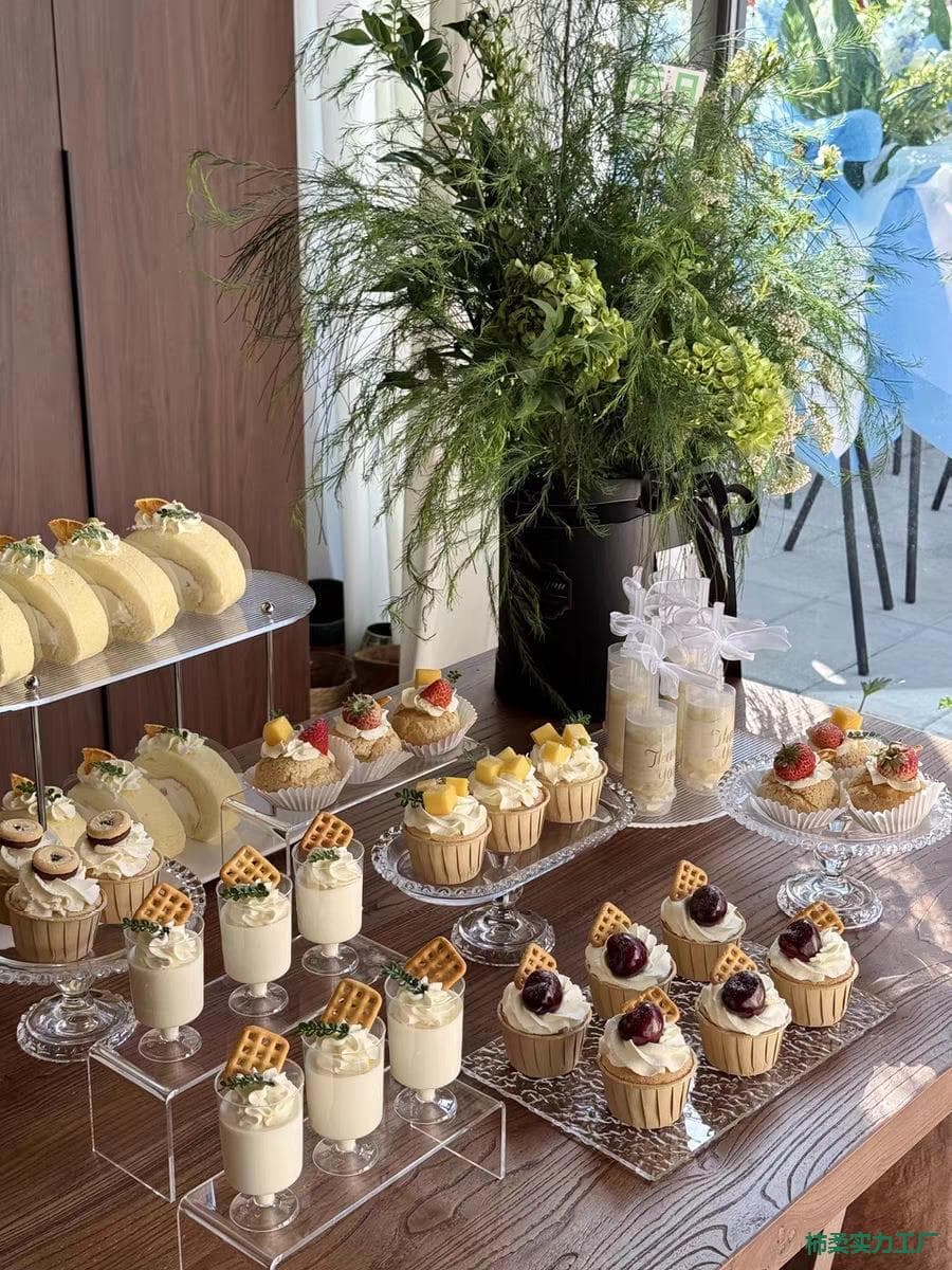 The new acrylic glass dessert table stand has ten pieces of dessert table shelves.