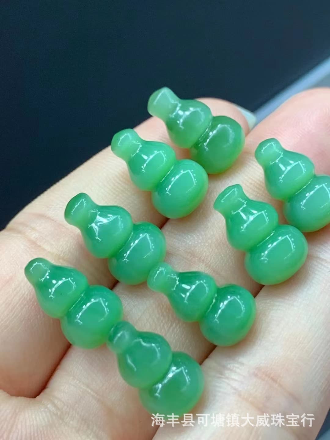 Natural Russian material cat's eye jasper three-dimensional gourd bare stone ice transparent green 15*8.8mm jasper gourd high goods wholesale