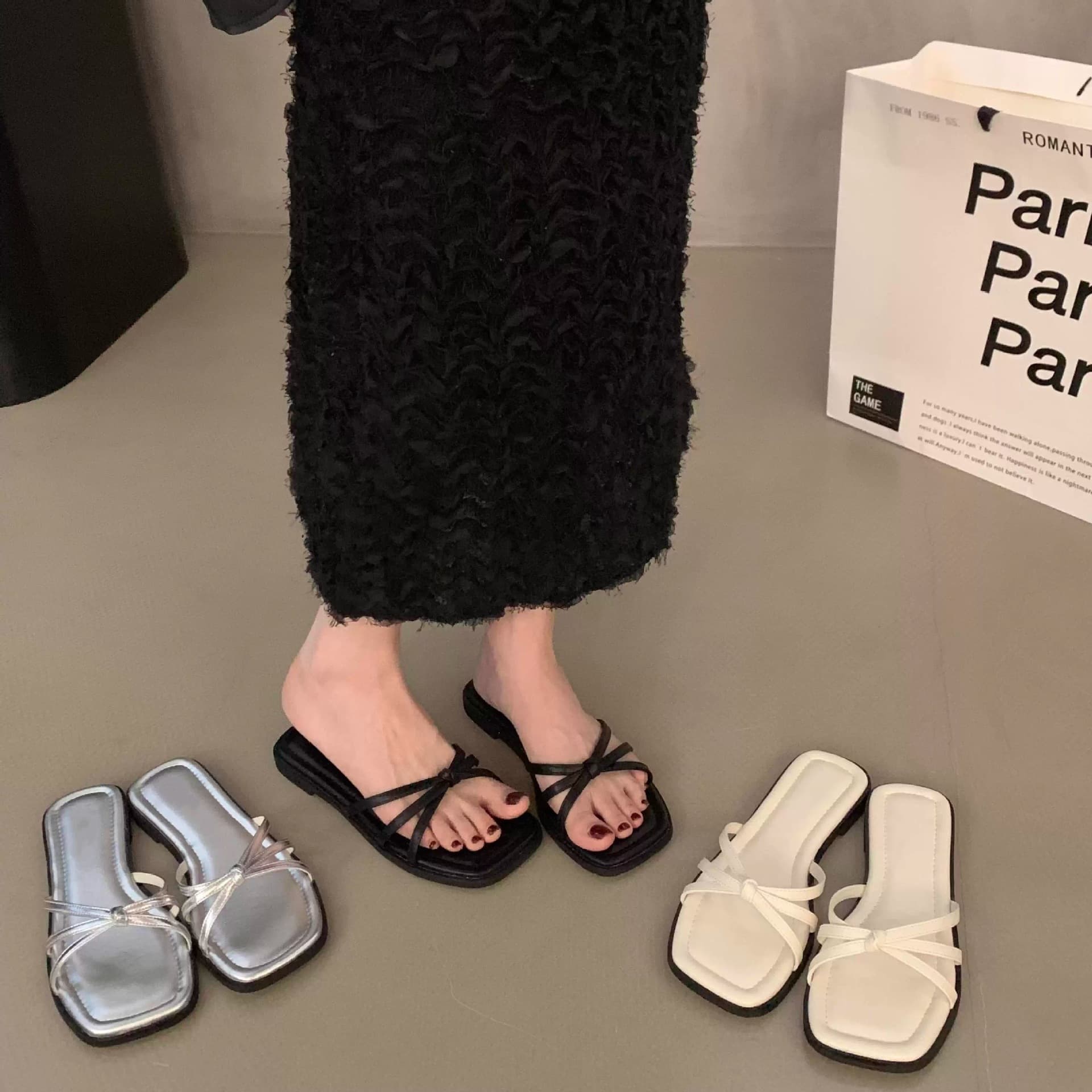 Niche Flat Slippers for Women, Summer 2026 New French Style Stunning Slide Sandals to Match with Dresses, Suitable for Pregnant Women and Beach Wear