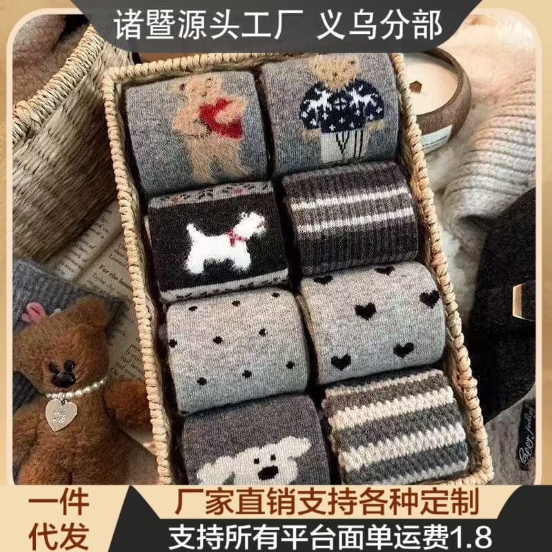Warm and cute long socks for winter and autumn, thickened bear socks for women, cartoon mid-calf style, flocked retro mid-calf style.