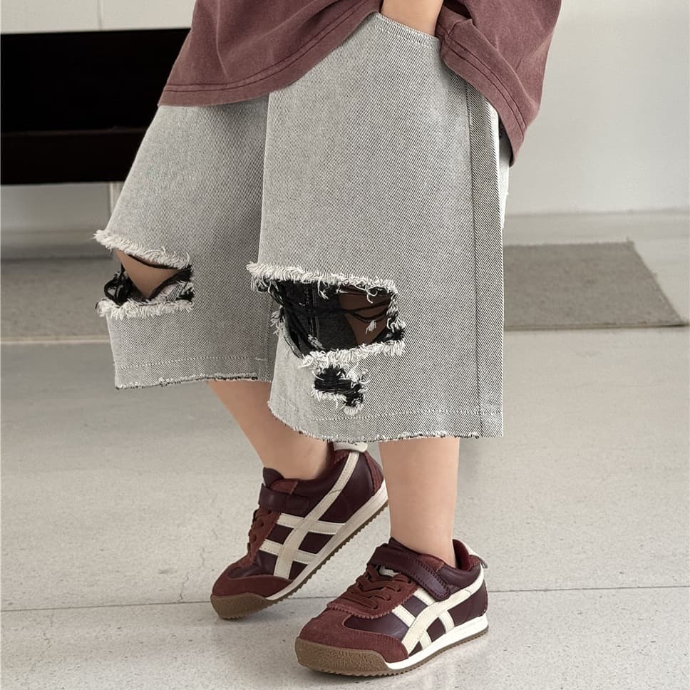2026 spring and summer children's pants children's shorts Korean style white cow black bottom ripped boys' denim shorts for middle and large children