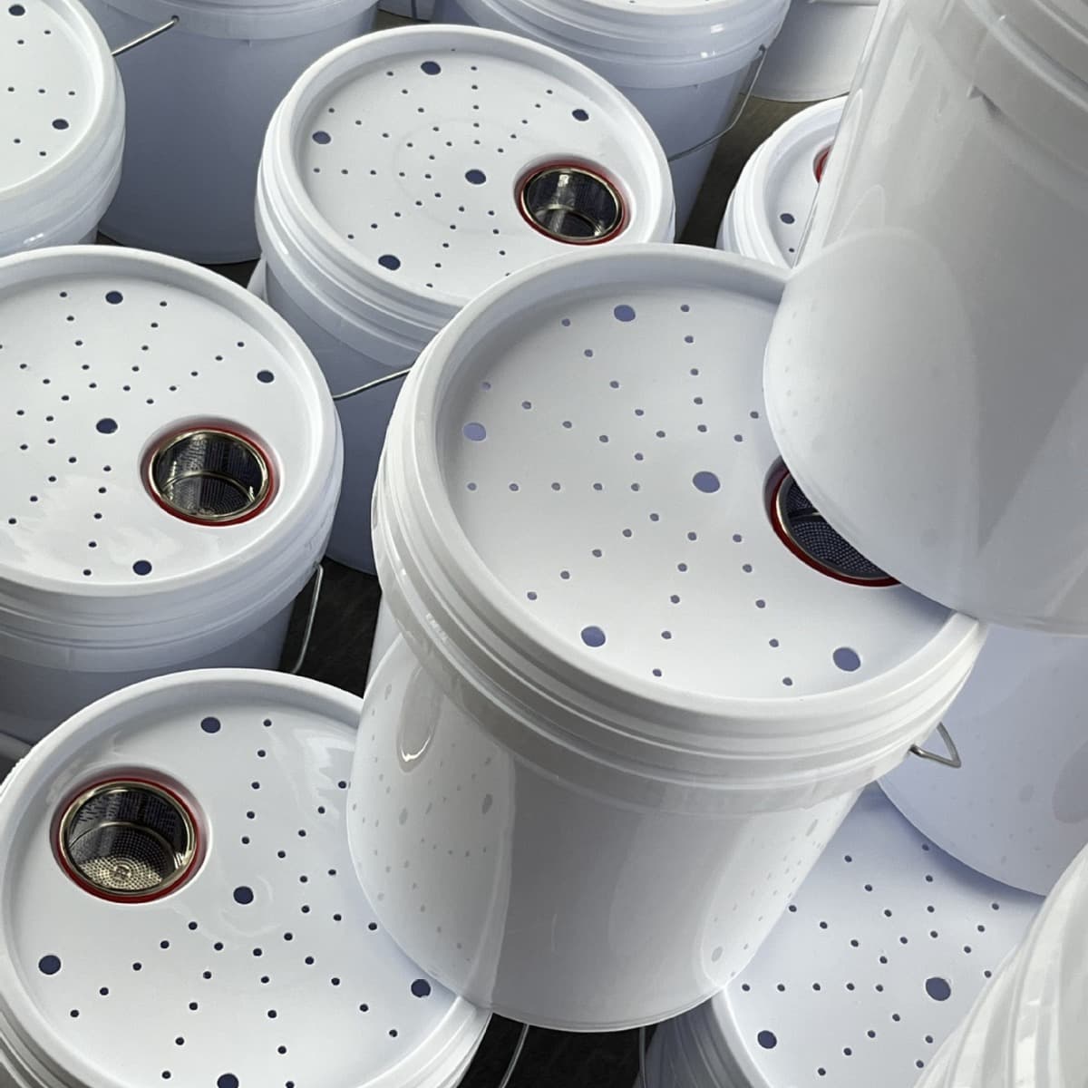 Commercial supermarket tea shop supply plastic tea water bucket with filter mesh tea tray water catching bucket garbage classification tea residue container