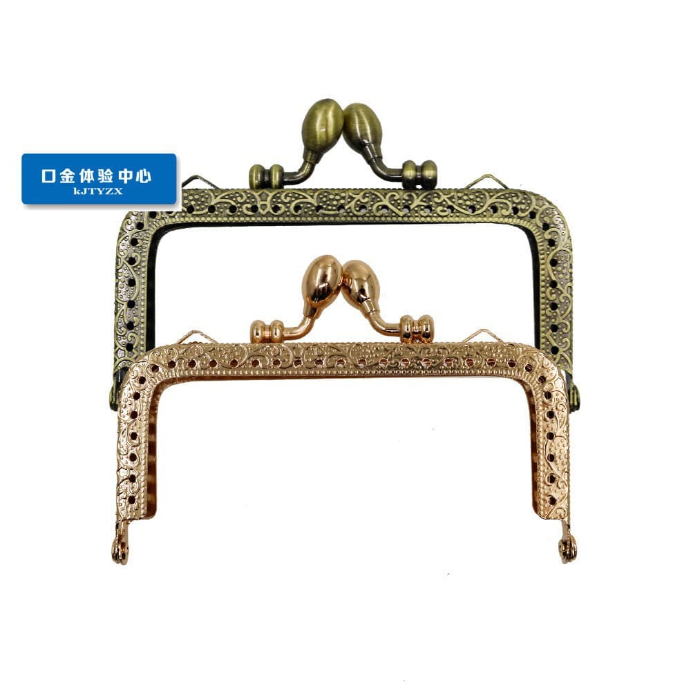 The top features two 8.5cm and 10.5cm square embossed metal parts, with a bud-shaped clasp and a height of 5cm.