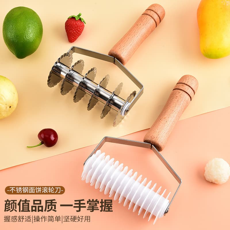 Wooden Handle Pizza Wheel Cutter Dough Divider Pastry Scalloped Edge Cutter Dough Cutter