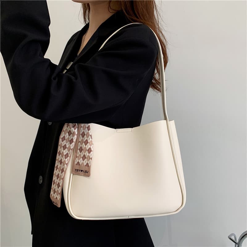 Trendy Large Capacity Underarm Bag for Women 2024 New Style Office Commute Textured Simple Shoulder Bucket Bag