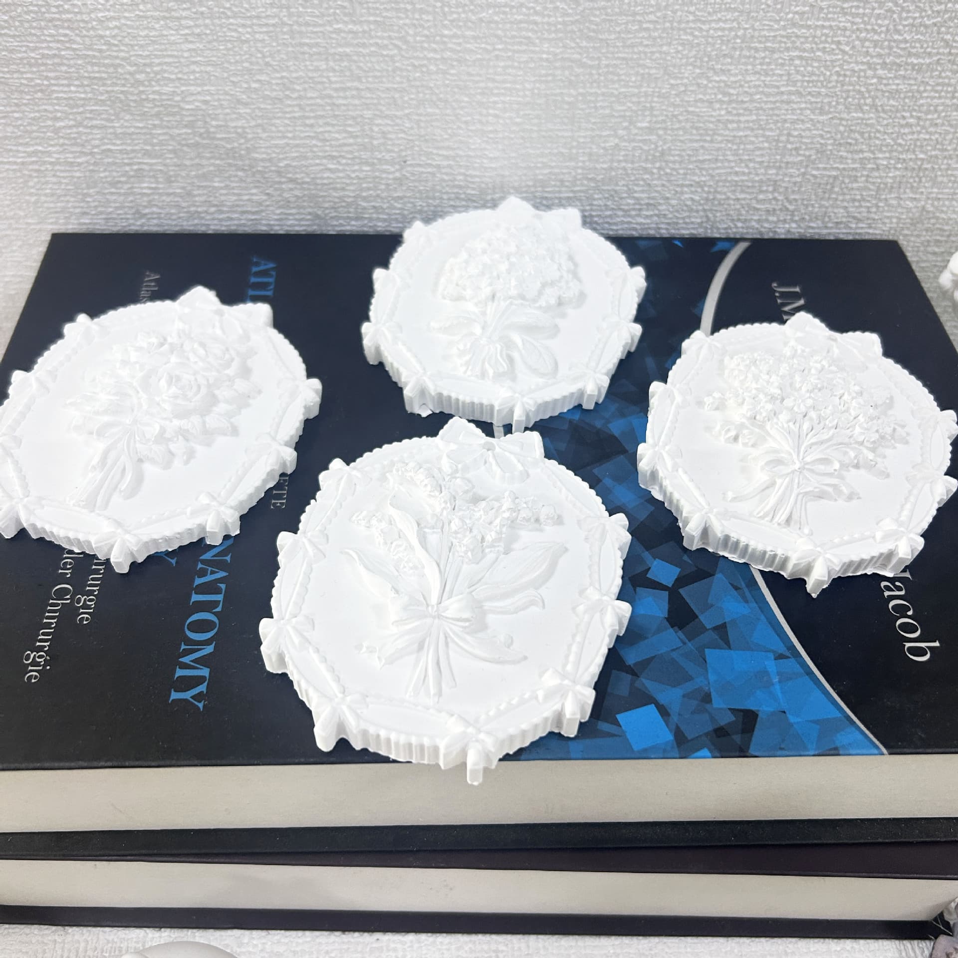 Meiduoduo Aroma Relief Plaster Silicone Mold DIY Painted Graffiti Creative Handmade Classical Flower Hanging Mold