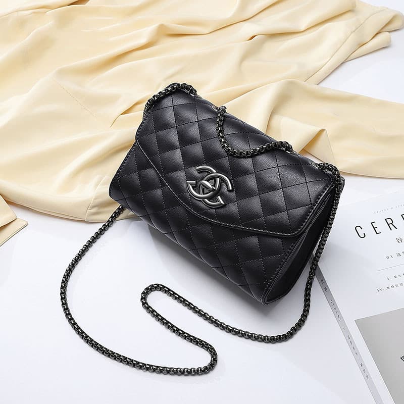 Guangzhou Women's Bag 2026 Spring/Summer New Fashion Versatile Shoulder Bag Women's Cowhide Diamond Quilted Chain Bag Drop Shipping