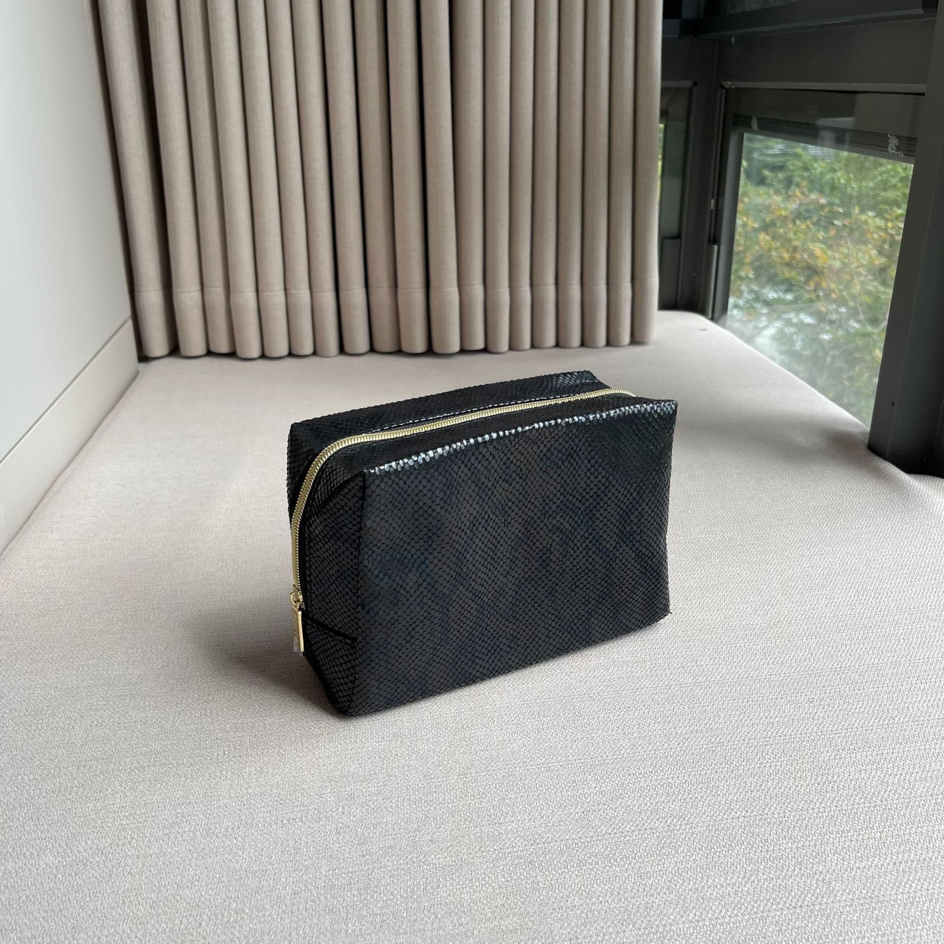 Export to Europe and America original single new Tarte snakeskin cosmetic bag fashionable and bright storage bag toiletry bag