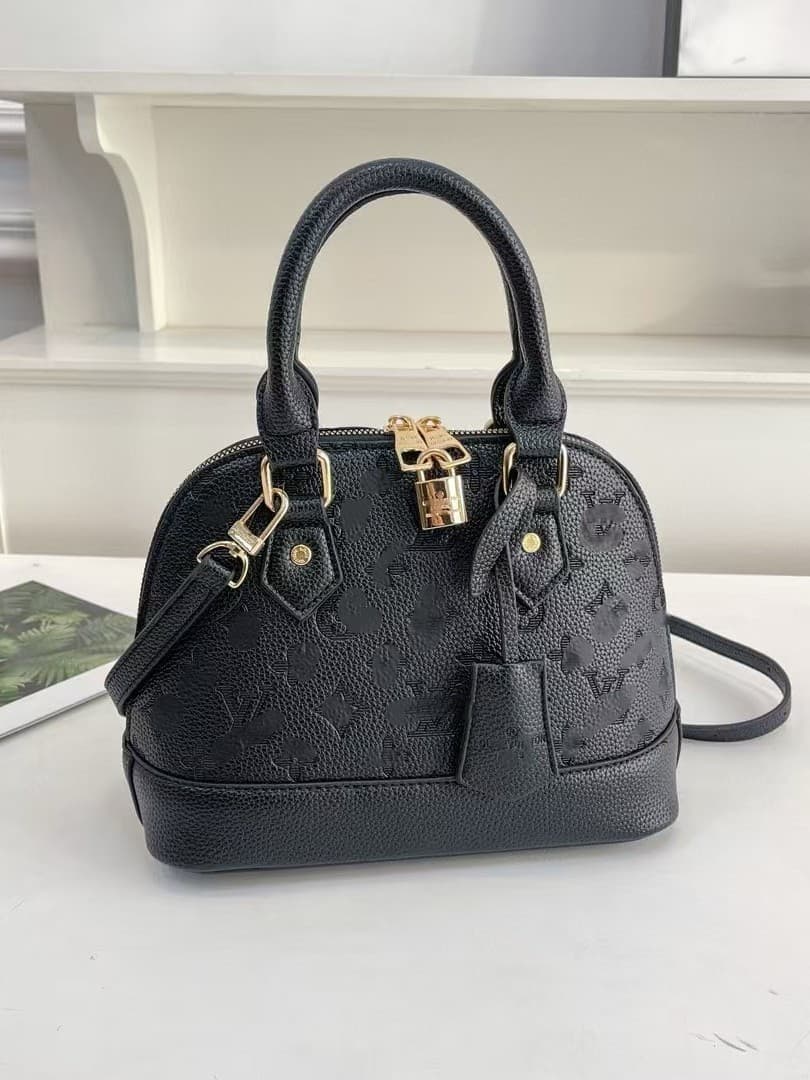2026 New Fashion Retro L Family Donkey Family Handheld Shell Bag Simple Casual Shoulder Crossbody Bag Niche Women's Bag