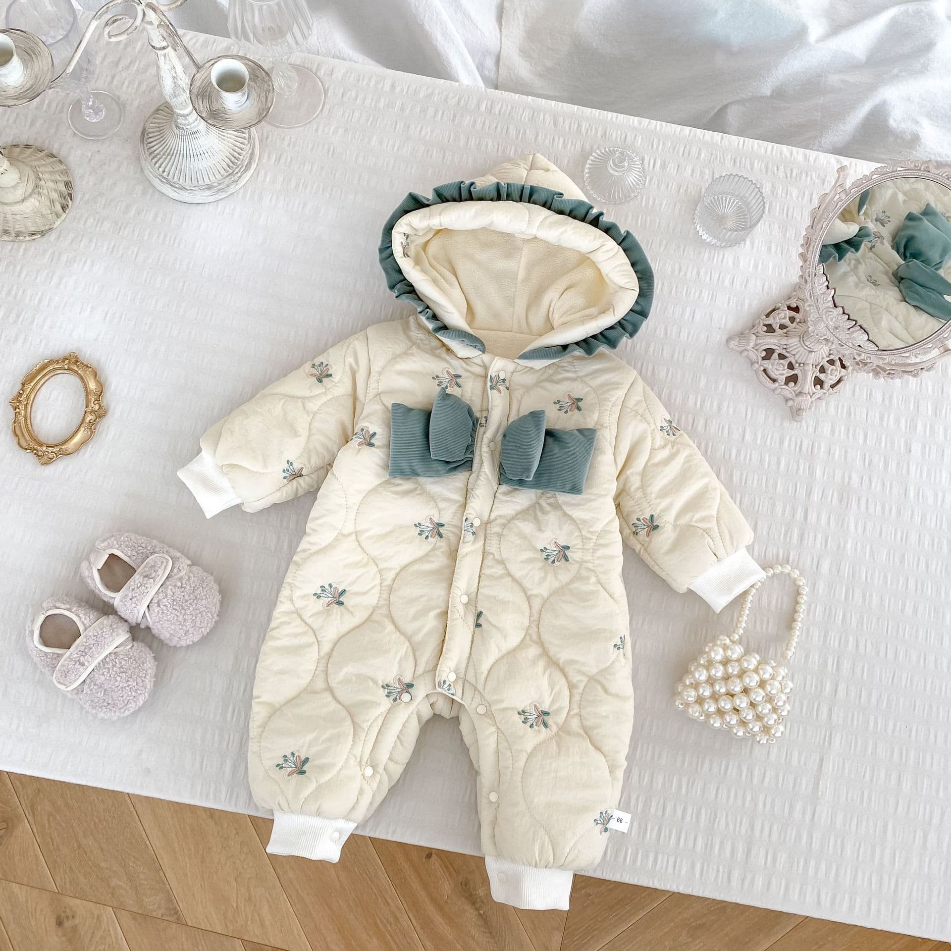 Winter baby quilted jumpsuit, thickened and warm outdoor clothing, sweet baby girl's hooded crawling clothing, infant clothing