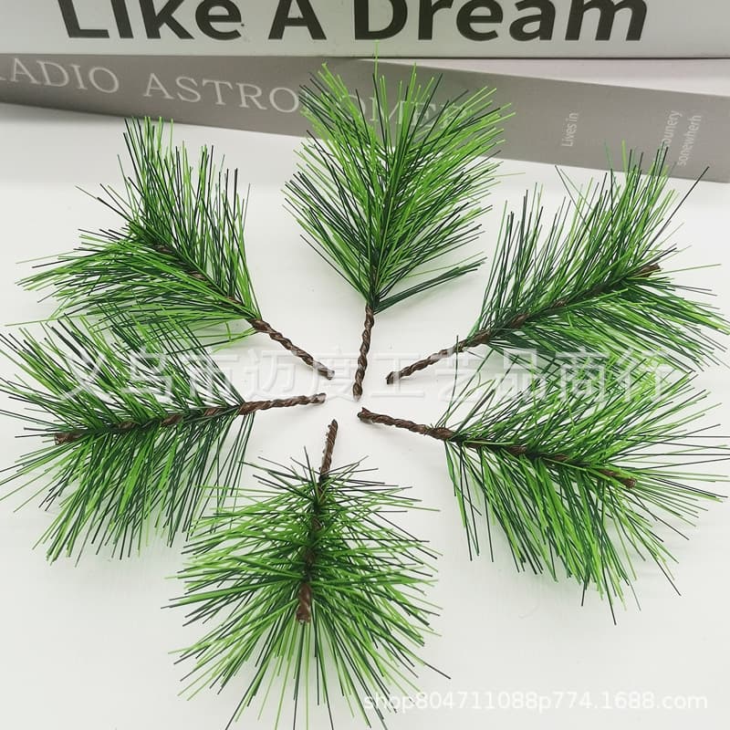 Pine needles, artificial plant PVC plastic pine needles, artificial pine leaves, handmade pine needle strips, Christmas tree decoration accessories.