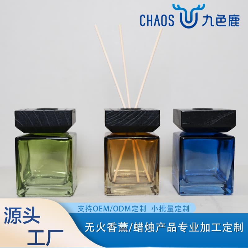 Stylish solid wood square indoor hotel room essential oil aromatherapy ornament with transparent glass bottle and rattan evaporation function, perfect as a souvenir.