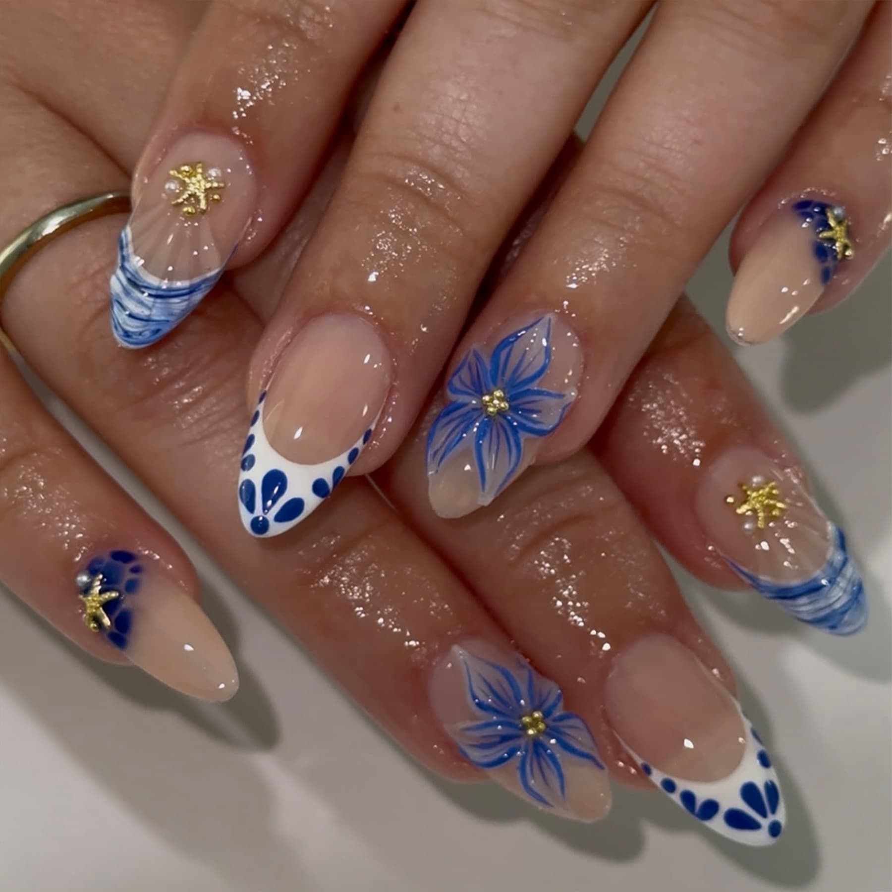 Lefan Blue and White Bohemian Style Wearable Nails 3D Flower False Nails Manicure Almond Nail Tips Wholesale