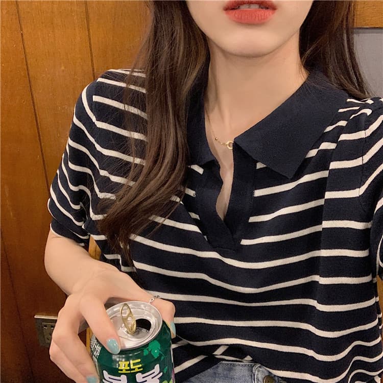 Versatile retro T-shirt, loose short-sleeved knitwear, 2025 new style, lazy style striped V-neck pullover polo shirt for women.