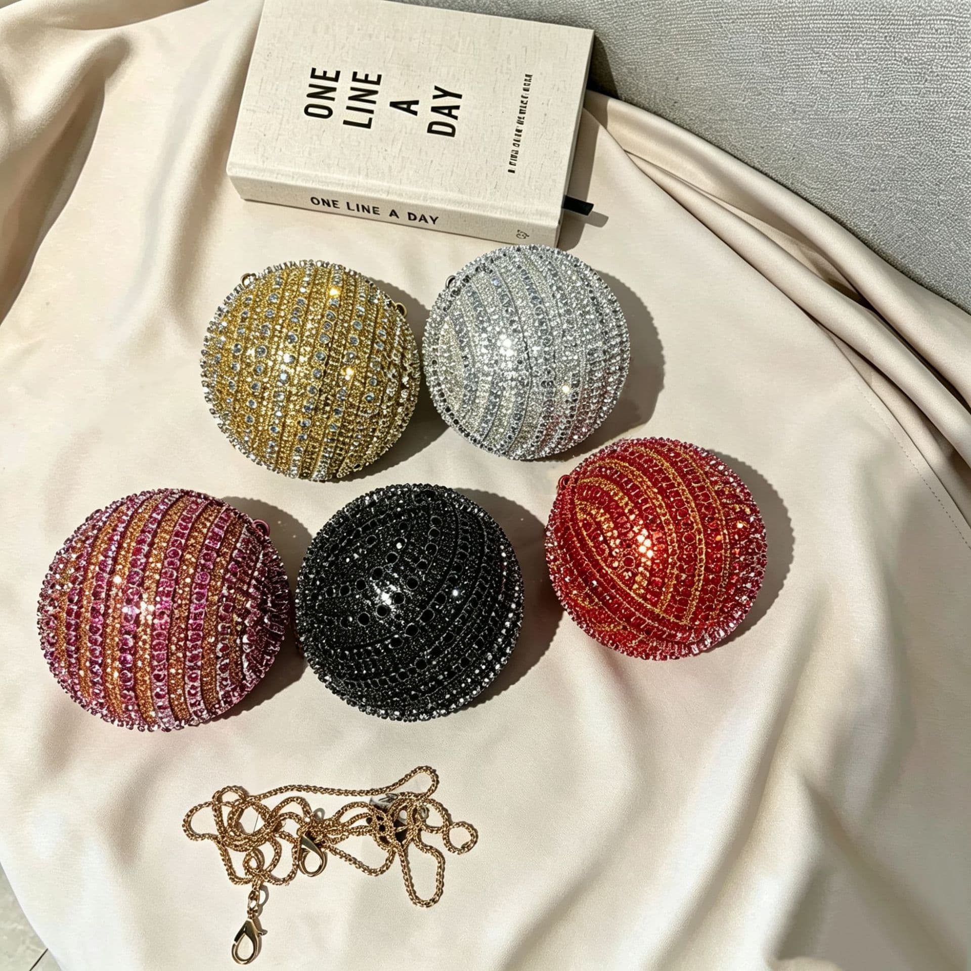 Cross-border popular rhinestone ball ball dinner bag evening bag hand-held handbag European and American single shoulder diagonal hanging women's bag