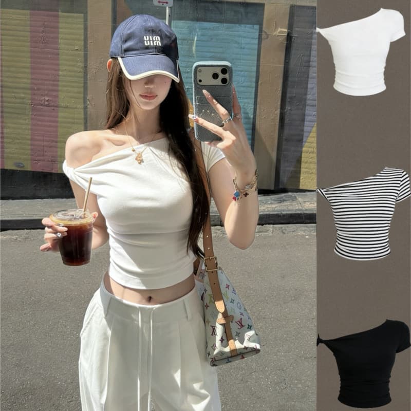 Designed slant collar off-shoulder short-sleeved right-shoulder T-shirt for women in summer niche pure desire hot girl slimming short top