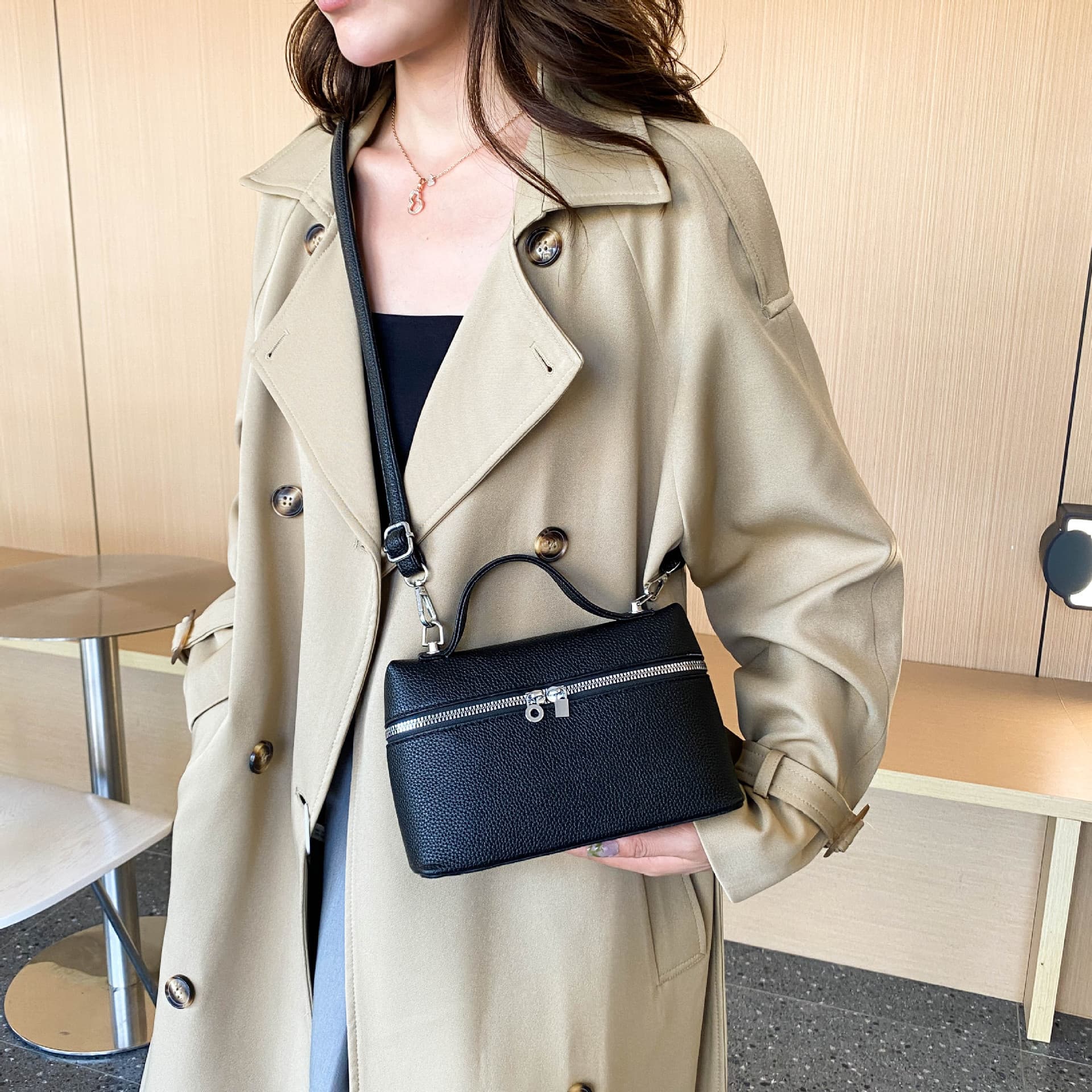 2025 niche exquisite one-shoulder cross-body handheld small bag autumn style women's versatile autumn and winter ins niche lunch box bag