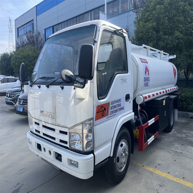 ISUZU Liquid Tanker, Right-hand Drive Oil Tanker, Stainless Steel Tanker, Potable Water Transport Vehicle