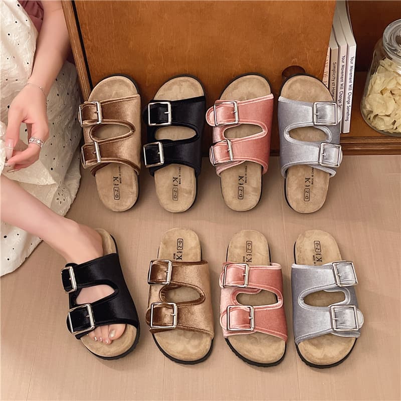 Thick-soled double buckle slippers for women to wear outside in summer 2026 new style huge good-looking fashion velvet beach sandals
