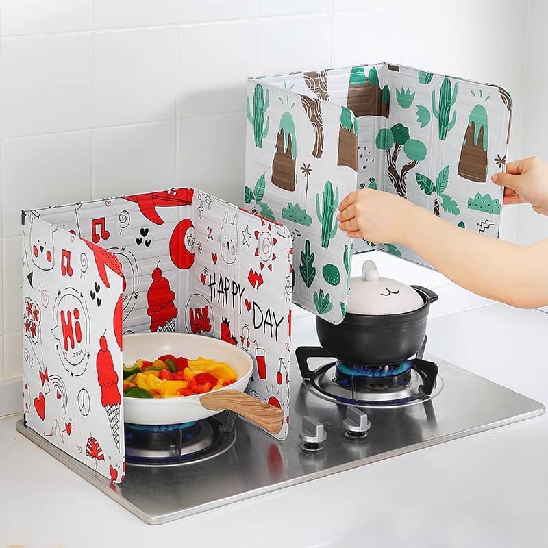 Kitchen splash guard, oil-proof and heat-insulating aluminum foil baffle, oil-proof plate for gas stoves and induction cookers.