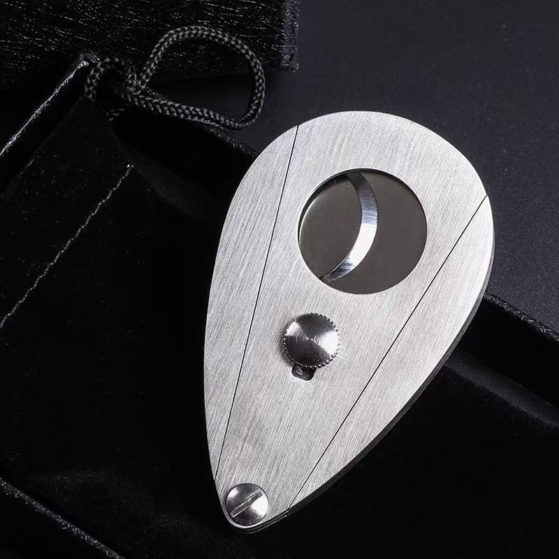 Stainless steel sharp double-edged smooth cigar cutter, portable cigar cutter, cigar scissors, factory direct wholesale.