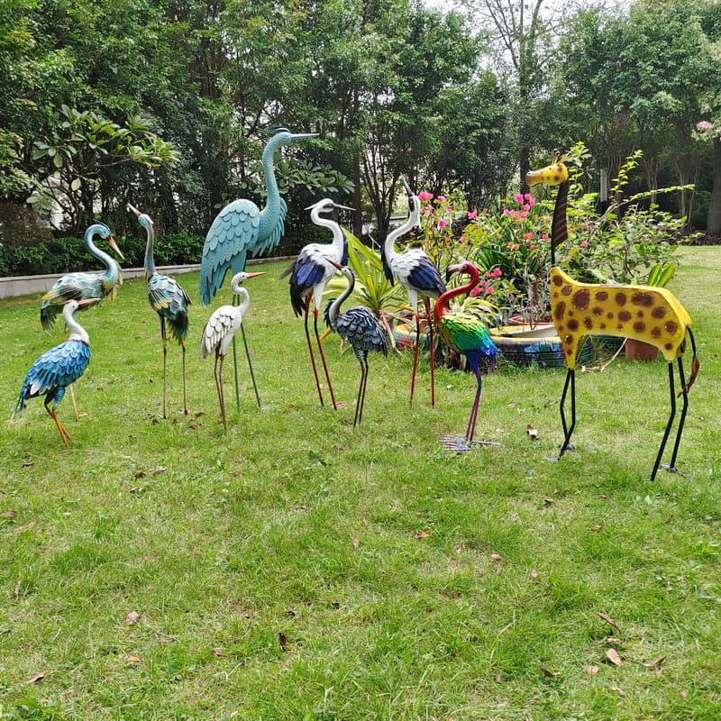 Outdoor courtyard lawn sculptures, handicrafts, cranes, flamingos, ladybugs, exported to Europe and the United States, iron art animal ornaments for foreign trade