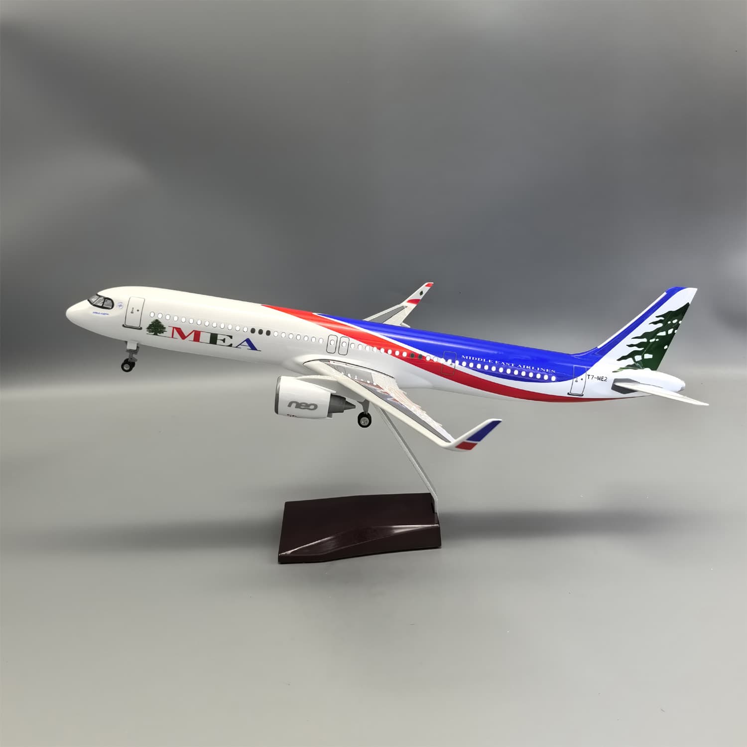 1:100 Scale Illuminated Lebanese Airlines A321Neo Replica Passenger Aircraft Model 44cm Ornament Gift Mea