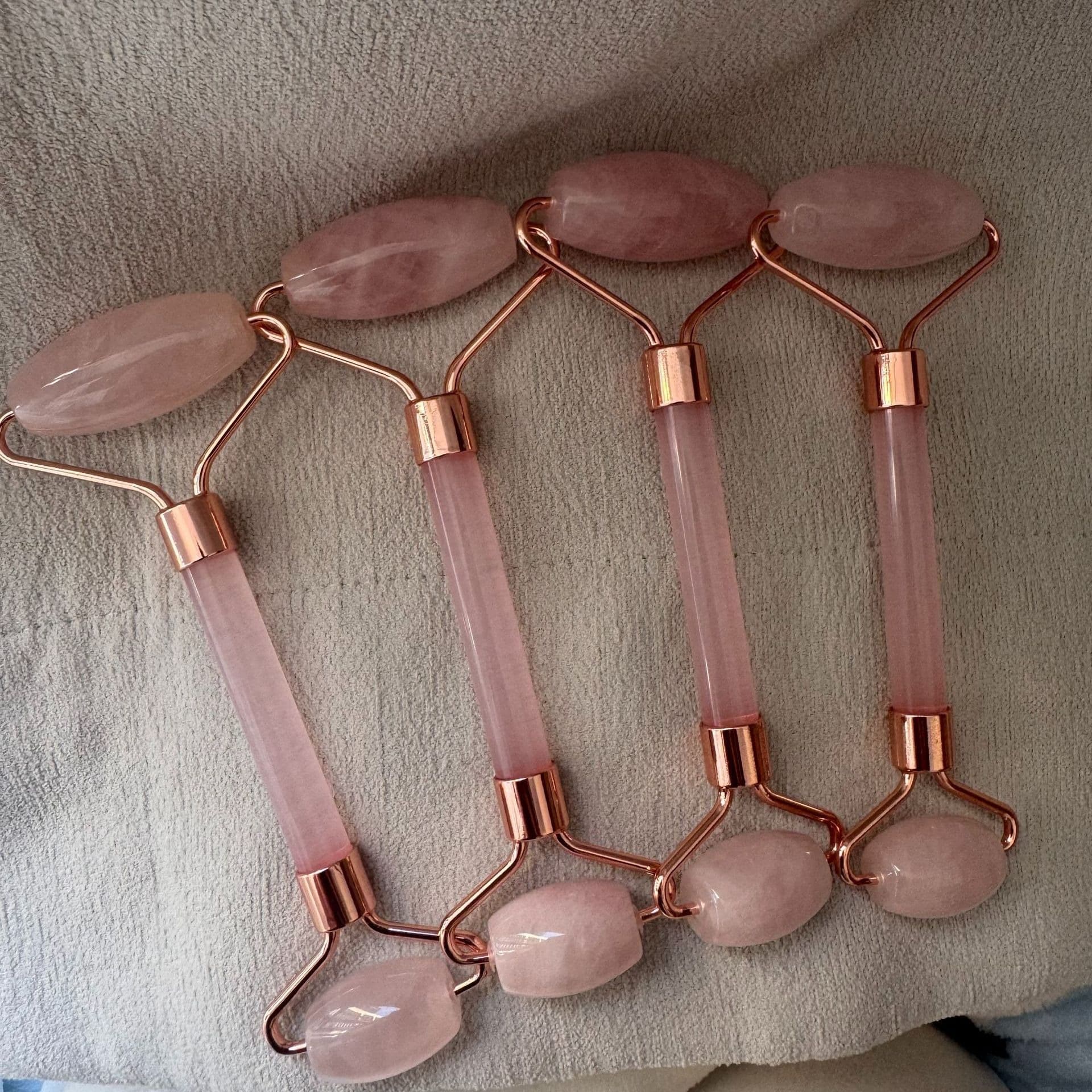 Rose Quartz Roller Jade Roller Set Heart-Shaped Gua Sha Jade Roller Massager Pink Crystal Massage Plate