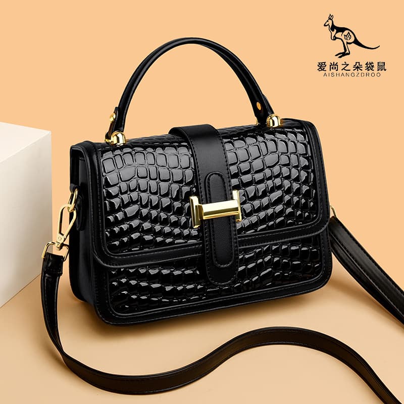 Fashionable rhombus small square bag for women, new niche design handbag, versatile commuting shoulder bag, trendy crossbody bag
