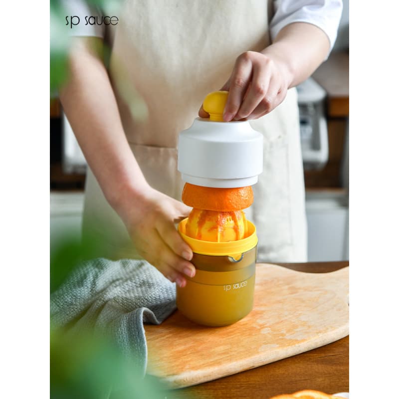 Simple Manual Juicer Small Portable Orange Juice Cup Household Press Fruit Orange Lemon Juicer