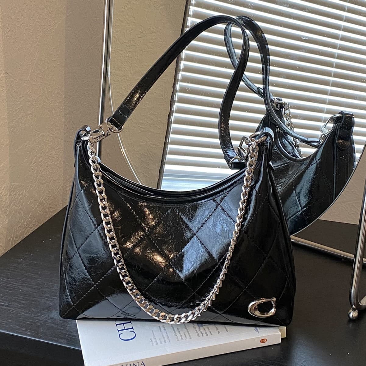 2026 Light Luxury Crescent Bag Diamond Chain Underarm Bag Women’s Trendy Fashion Crossbody Bag Western Light Luxury Shoulder Bag Trendy