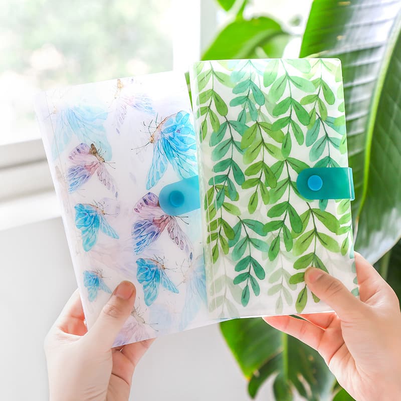 Wholesale of 3-inch snap-on photo albums, cartoon business card holders, and other similar products for cross-border trade.