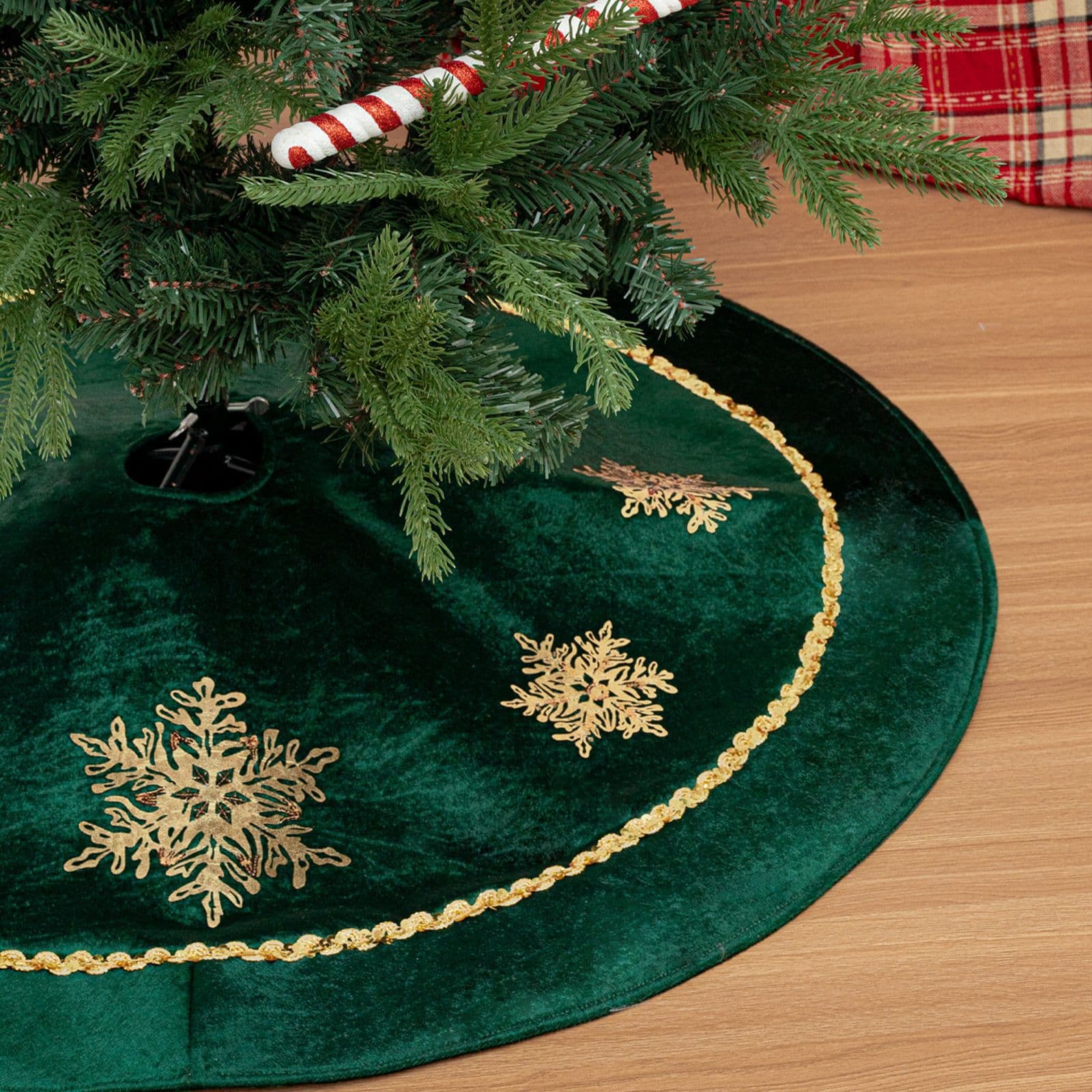 New cross-border Christmas product: Gold snowflake sequined velvet Christmas tree skirt, green Christmas tree skirt decoration.