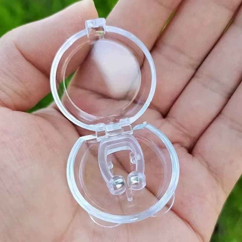 Universal anti-snoring device for men and women, effective against snoring and snoring sounds, a nasal snore stopper.
