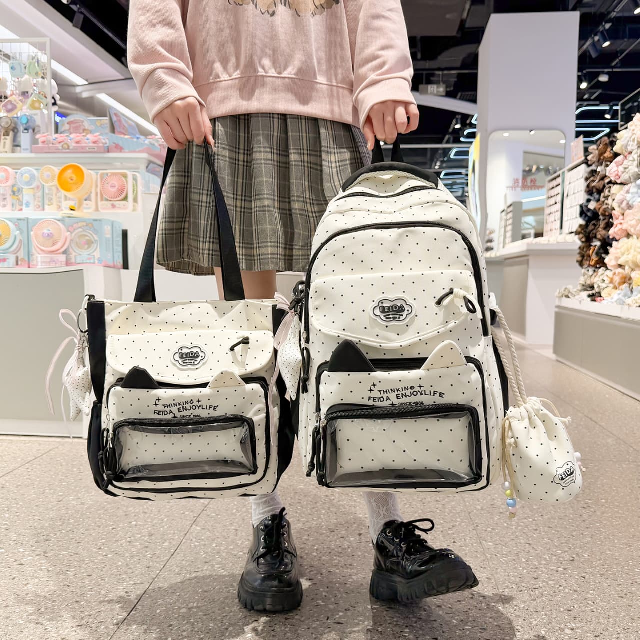 Schoolbags for junior high school girls, Korean polka dot backpacks, 2026 new large-capacity shoulder bags, primary school students’ pain bags